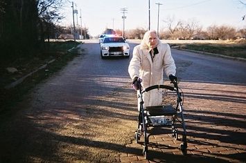 Policijska povorka pomaže 87-godišnjoj ženi da završi zabavno trčanje za rakom