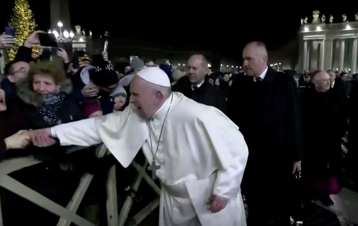 O Papa se desculpou por dar um tapa na mão de uma mulher, mas os memes ainda estão aqui
