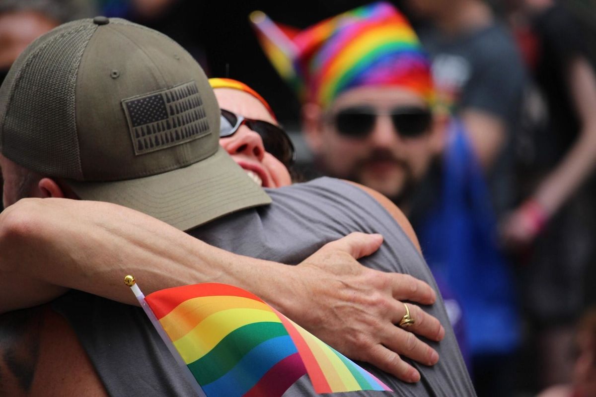 Tämä kaveri tarjosi 'ilmaisia ​​isiä halauksia' Pittsburghin ylpeydessä ja tapasi kyyneleet