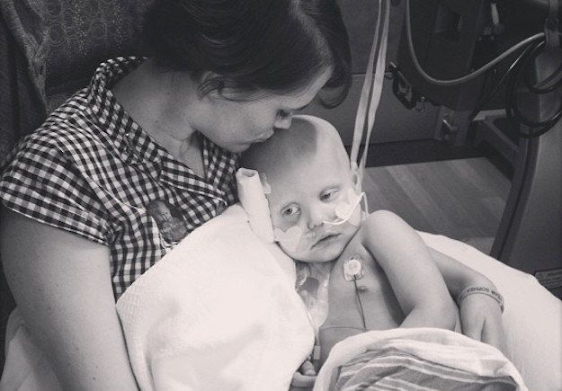 „Instagram“ ištrynė mamos paskyrą, kuri pasidalino jos dukters kova su vėžiu