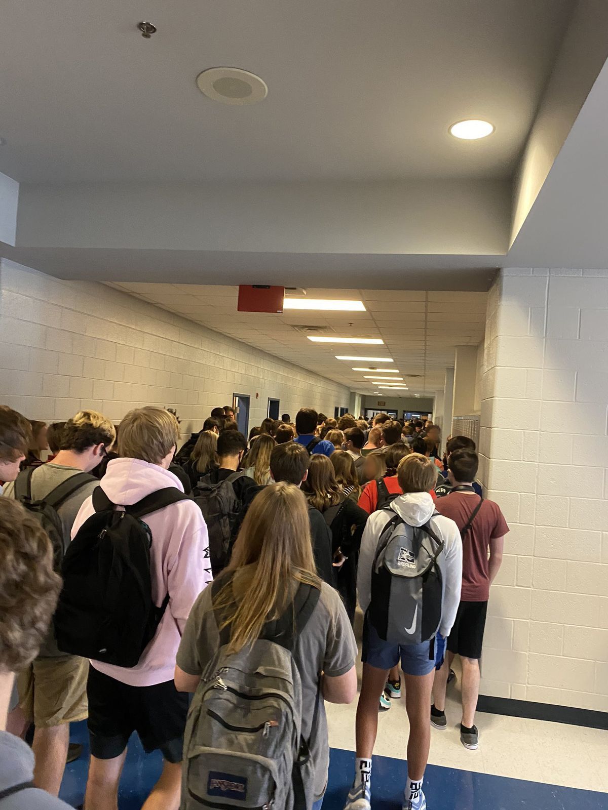 Oppilaat pakataan koulun käytävään
