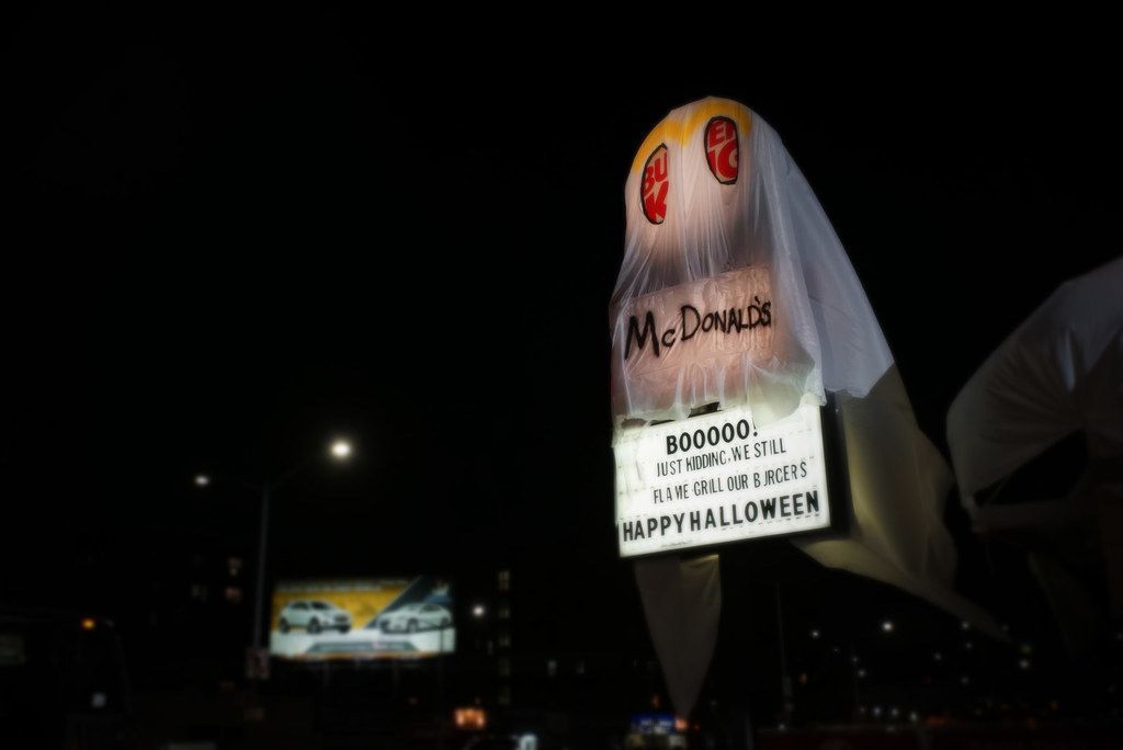 Les gens tombent après un Burger King déguisé en fantôme de McDonald's