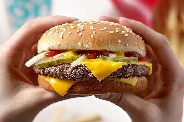 „McDonald's“ iš laimingų patiekalų pjausto sūrio mėsainius ir šokoladinį pieną, o tai liūdina žmones
