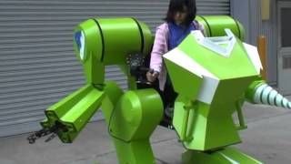 شخصی یک ربات غول پیکر ساخته که می تواند توسط کودکان خلبان شود