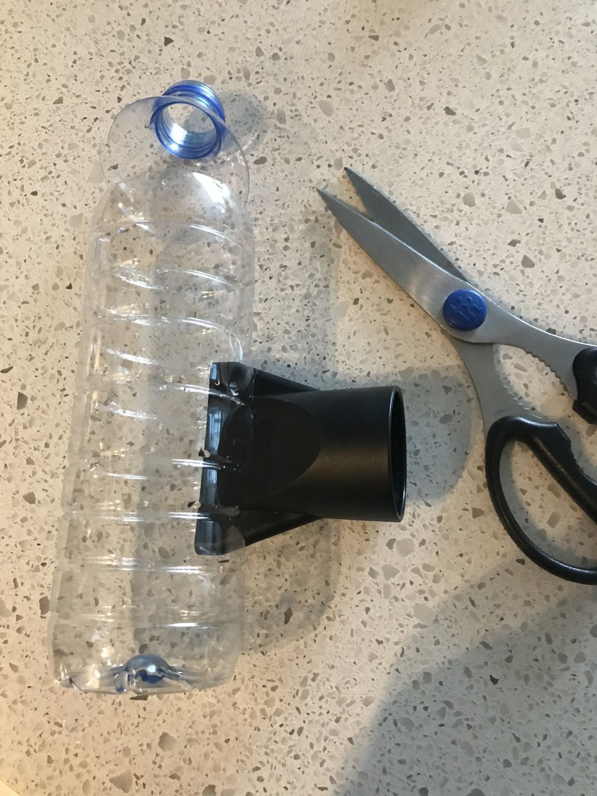 ניסיתי את הפריצה הוויראלית הזו מ- TikTok שטוענת שאתה יכול לסלסל ​​את שיערך באמצעות בקבוק מים