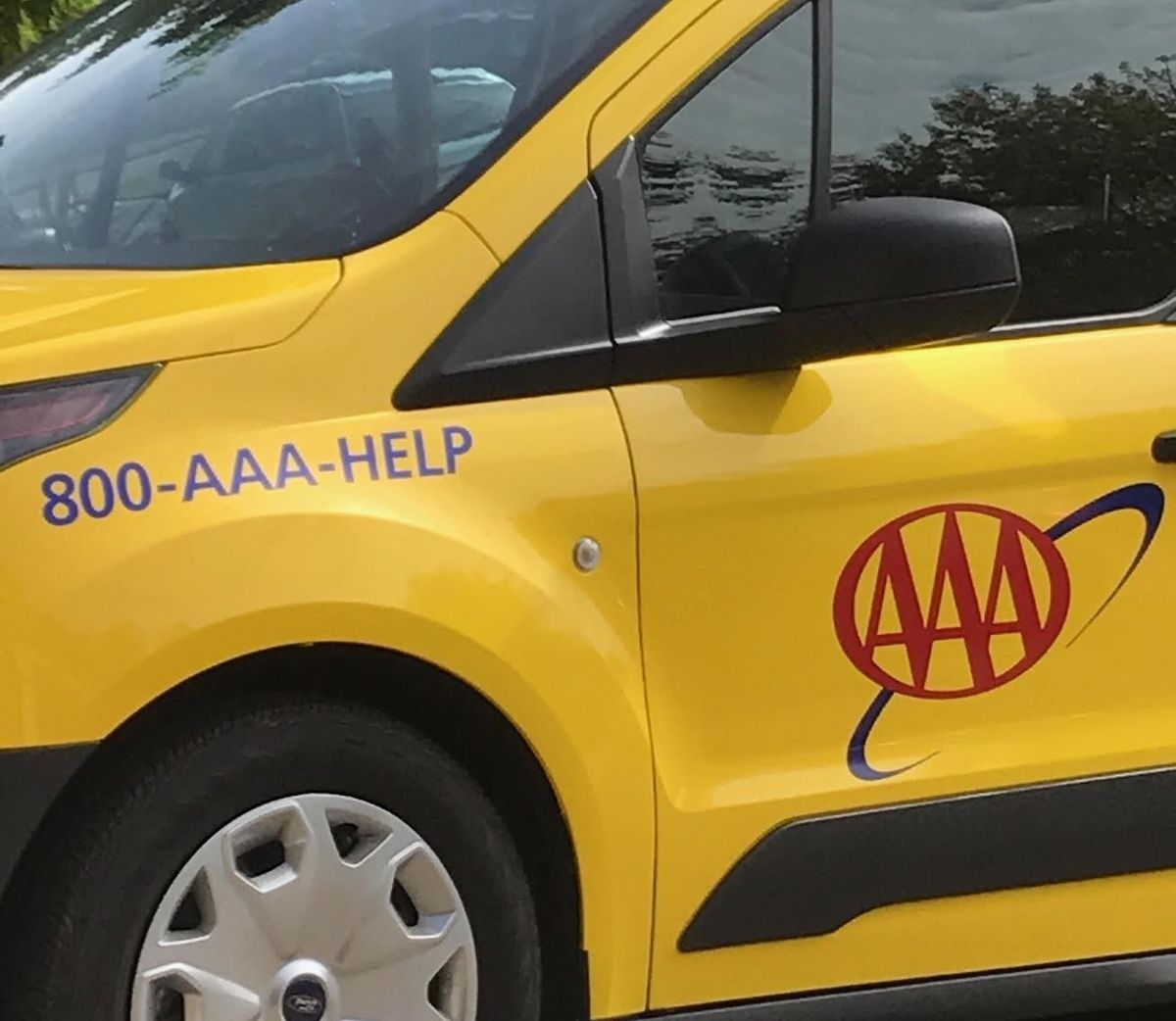 En mor måtte ringe til AAA for en fyr fra AAA, fordi han låste sin bil og forsøgte at låse hendes bil op