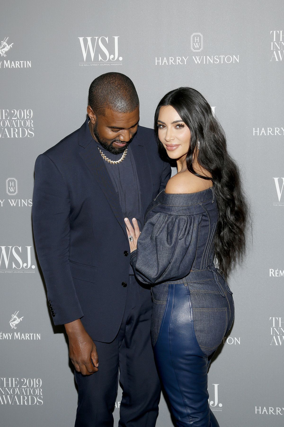 Kim Kardashian pukeutui hääpukuun Kanye Westin albumin kuuntelubileissä