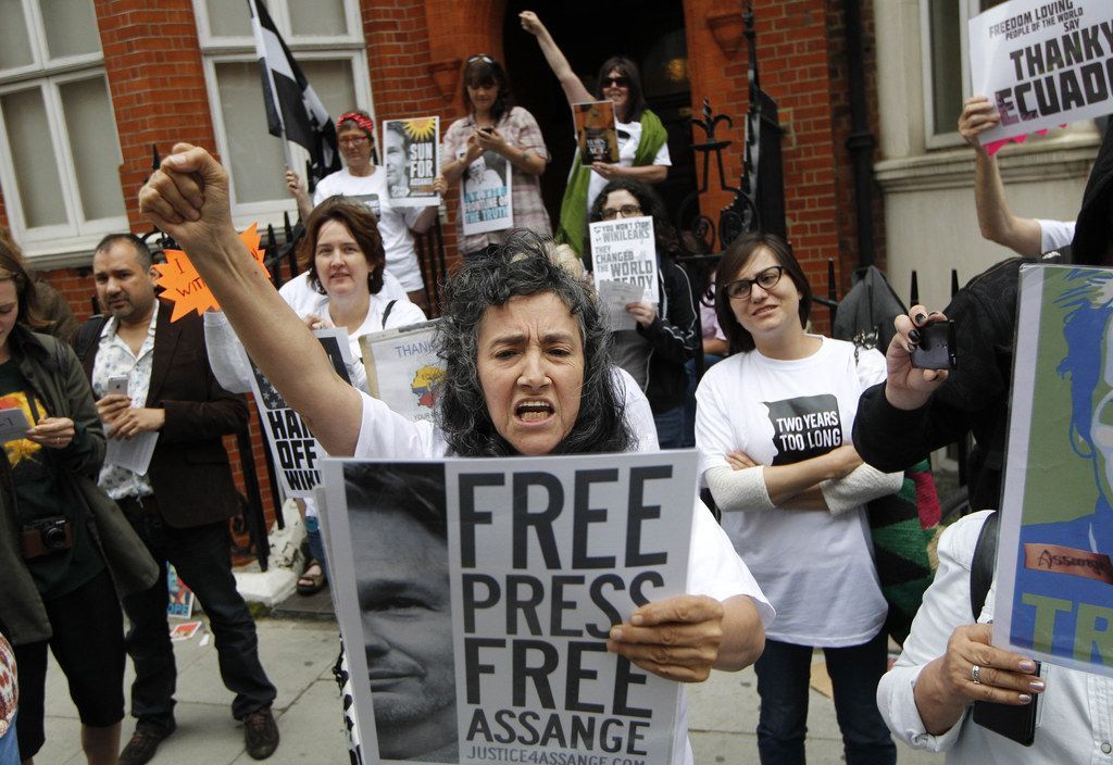 Richterregeln, um den Haftbefehl von Julian Assange aufrechtzuerhalten