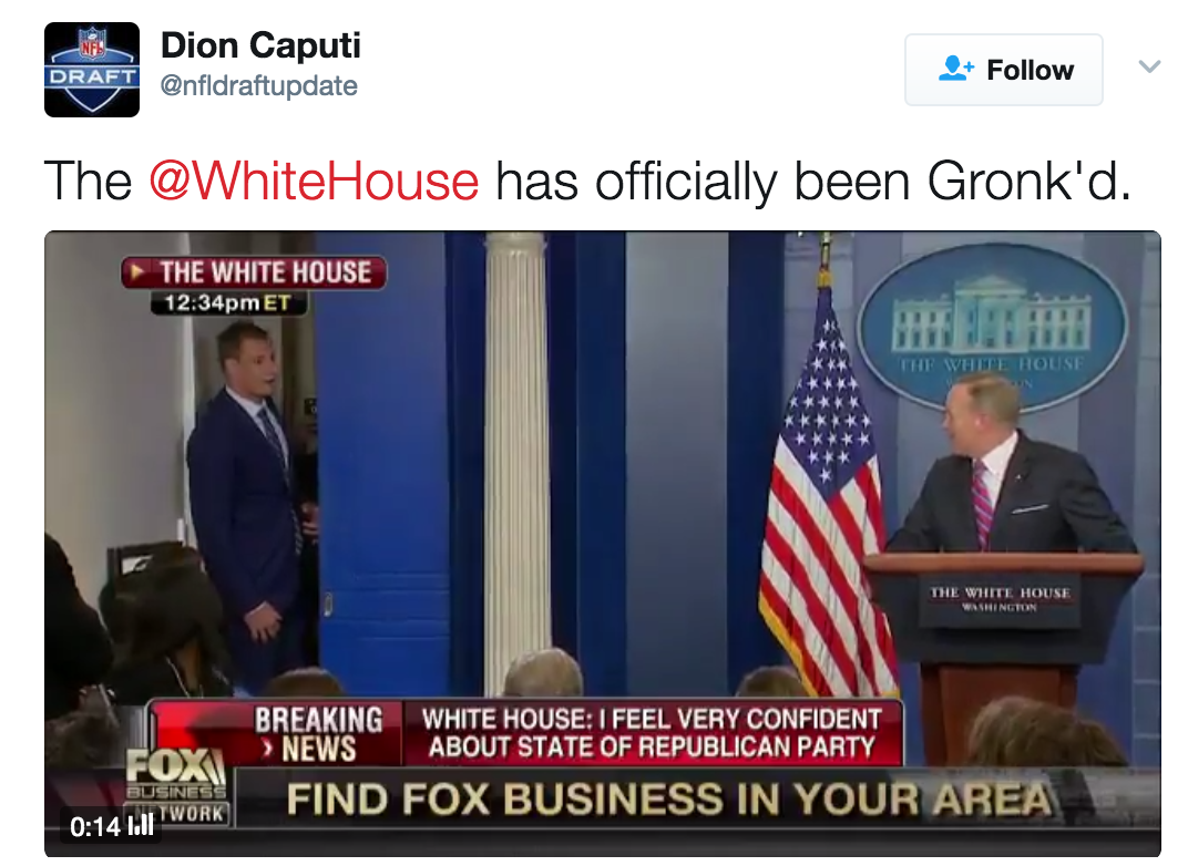 Gronk vient d'écraser un briefing de Sean Spicer et a demandé à Spicer s'il avait besoin d'aide