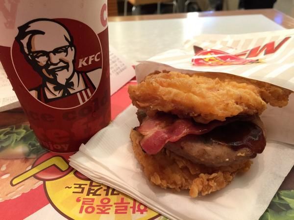 KFC heeft zojuist een hamburger onthuld die tussen twee stukken gebakken kip komt