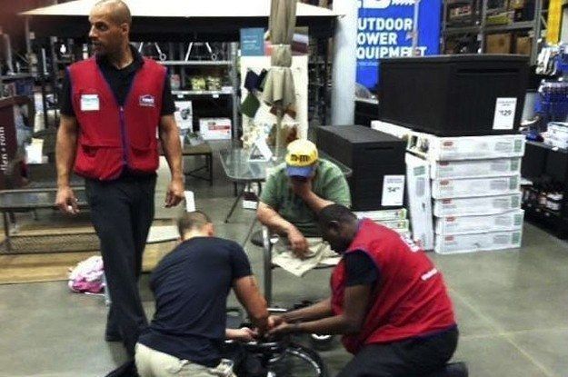 Angajații lui Lowe au decis să repare scaunul cu rotile al acestui veteran după ce VA nu ar face-o