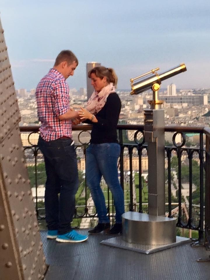 Das Internet versucht, dieses mysteriöse Paar zu finden, das sich am Eiffelturm verlobt hat