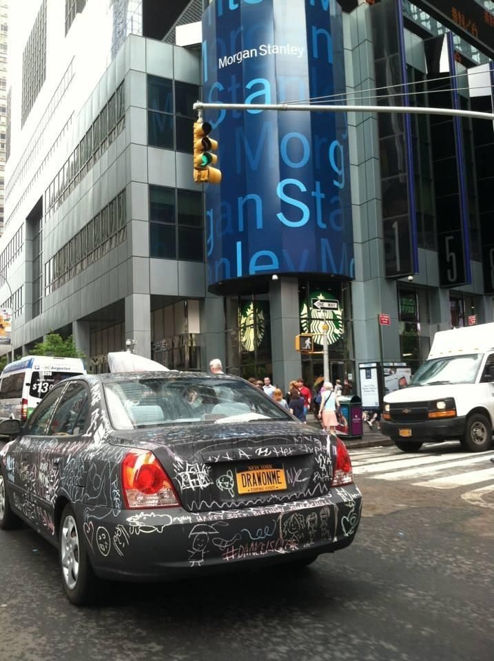 Ein New Yorker Künstler hat sein Auto mit Tafelfarbe bedeckt und fährt jetzt herum, um Leute darauf malen zu lassen