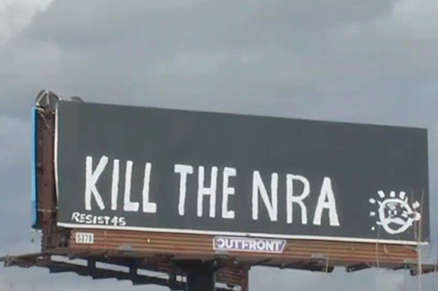 Kažkas vandalizavo reklaminį stendą, sakydamas „nužudyk NRA“, ir tai sukelia daug reakcijų