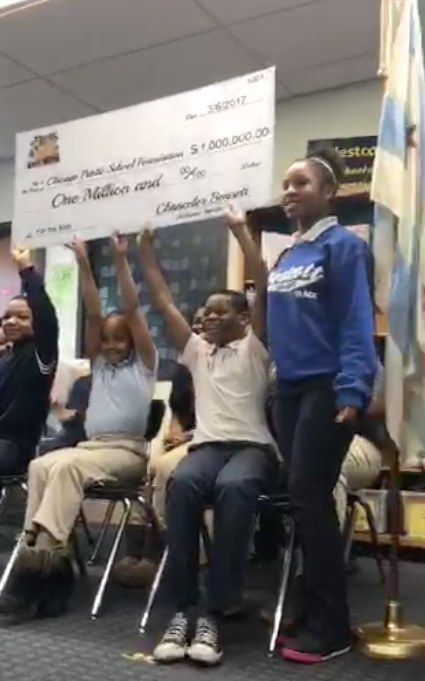 As pessoas estão louvando a chance do rapper por doar US $ 1 milhão para escolas públicas de Chicago