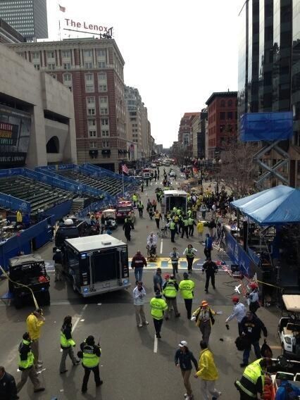 Foto dalla scena dell'esplosione della maratona di Boston (estremamente grafica)