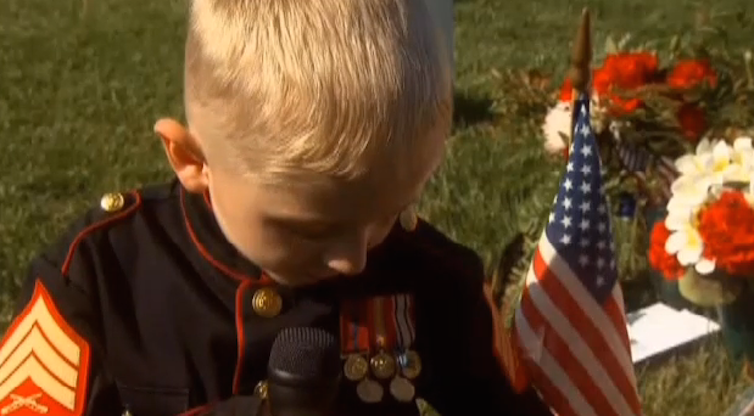 Väike poiss riietus mereväelaseks austamaks oma isa Arlingtonis