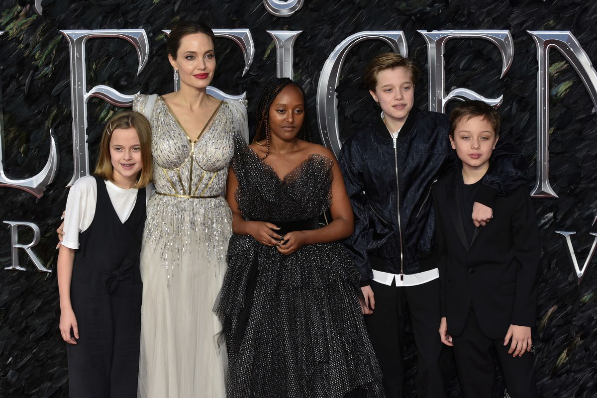 Angelina négy gyermekével a vörös szőnyegen