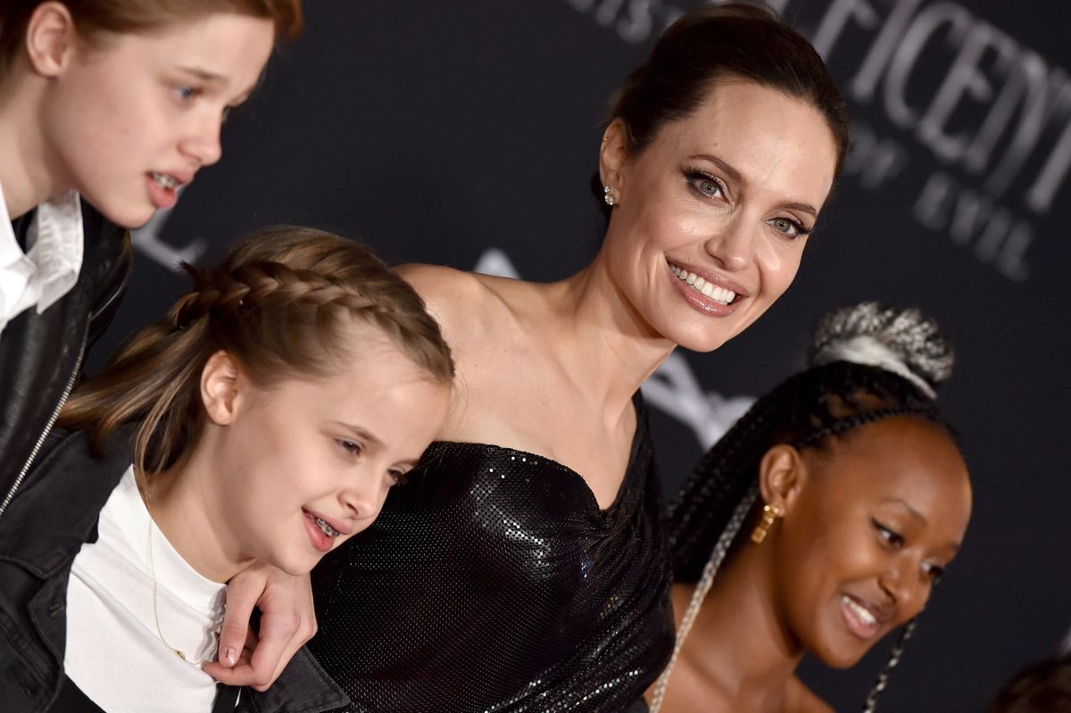 Egy mosolygó Angelina a vörös szőnyegen három gyermekével