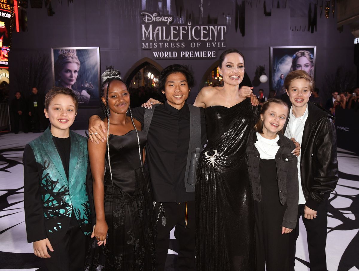 Angelina mit fünf ihrer Kinder bei der Maleficent Weltpremiere