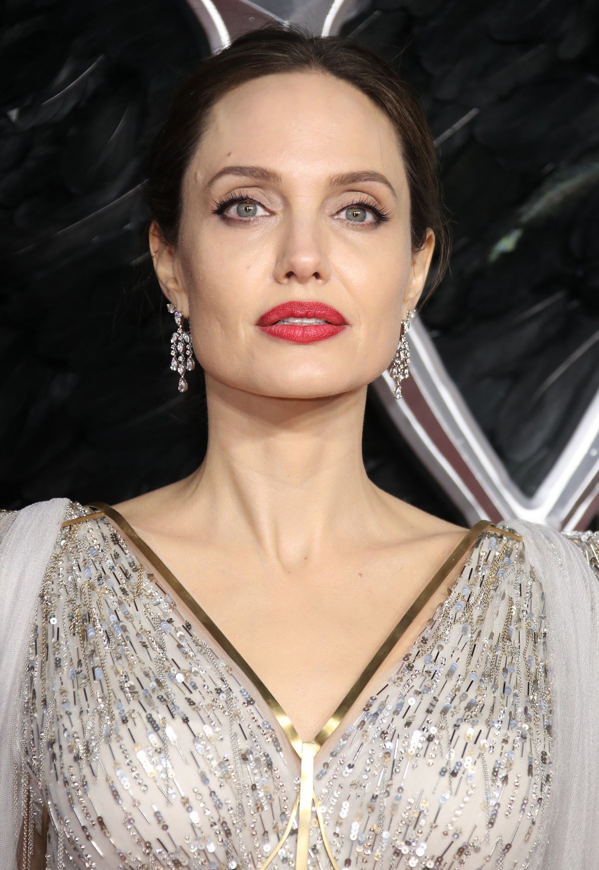 Közelkép Angelina a vörös szőnyegen, lógó fülbevalóval