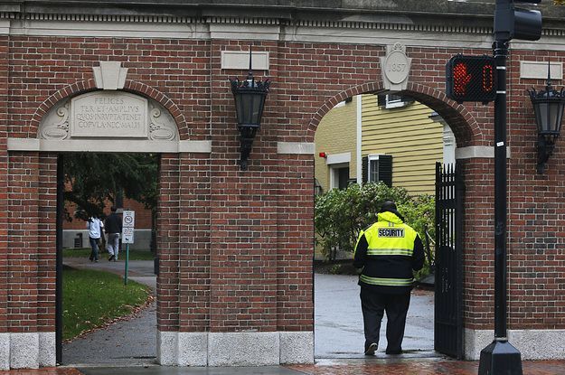 Harvard prohíbe a los profesores tener relaciones sexuales con estudiantes universitarios