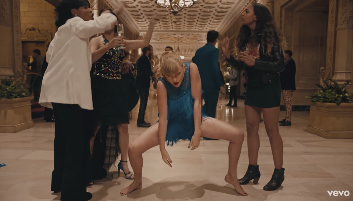 Taylor Swift는 이 향수 광고를 '복사'하기 위해 온라인으로 끌려가고 있습니다.