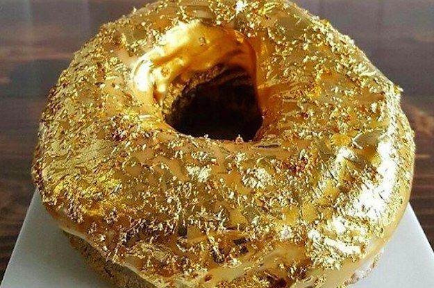 Люди тратят более 1000 долларов на дюжину этих инкрустированных золотом пончиков