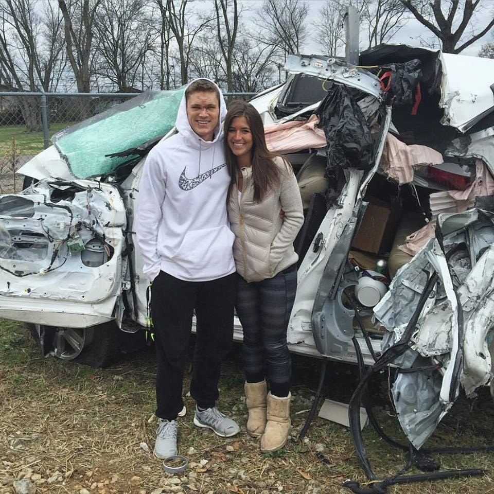 Dieses Facebook-Foto eines jungen Paares, das einen schrecklichen Unfall überlebt hat, inspiriert Tausende