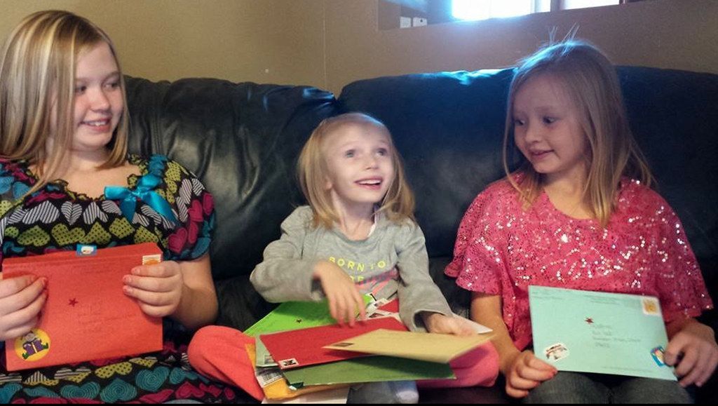 Kuollut 6-vuotias tyttö saa tuhansia joulukortteja Facebookin ansiosta