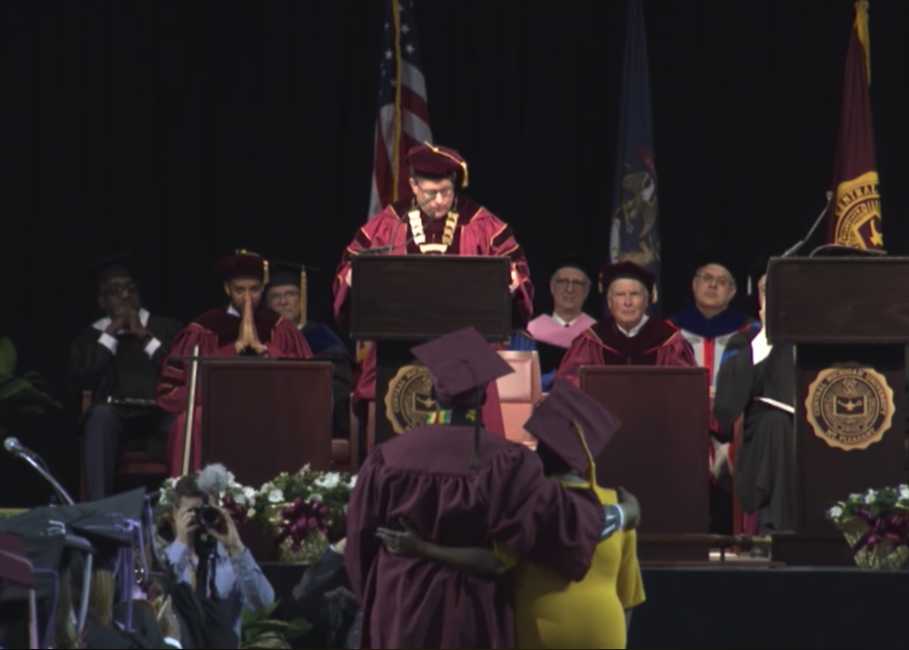 Университет Центрального Мичигана удивил маму степенью после того, как она пропустила выпускной, чтобы посетить школу своего сына