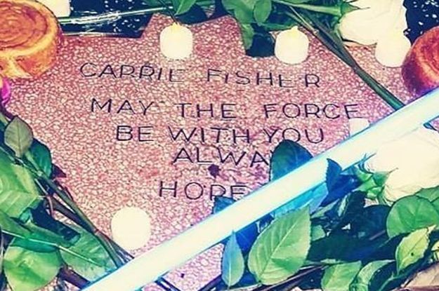 Ein Fan machte für Carrie Fisher einen behelfsmäßigen Star auf dem Hollywood Walk of Fame