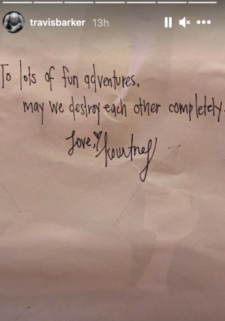 Травис Баркер өзінің туған күнінде Инстаграмдағы жазбасында Кортни Кардашянға «ғашық» екенін айтты