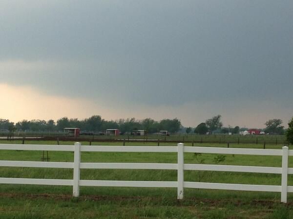 Dealbhan uamhasach den Tornado Mòr a ’reubadh tro bhaile-mòr Oklahoma