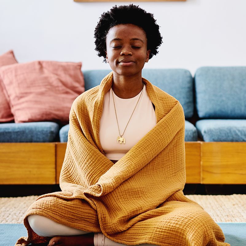 sort femme mediterer på yogamåtte