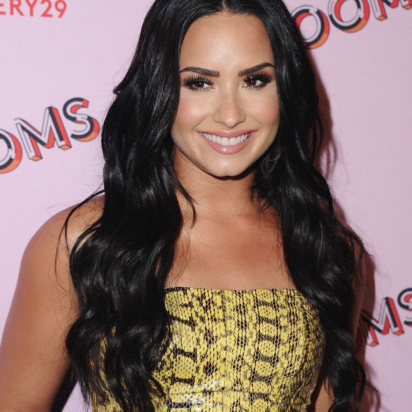 Demi Lovato superlangt blankt bølget hår