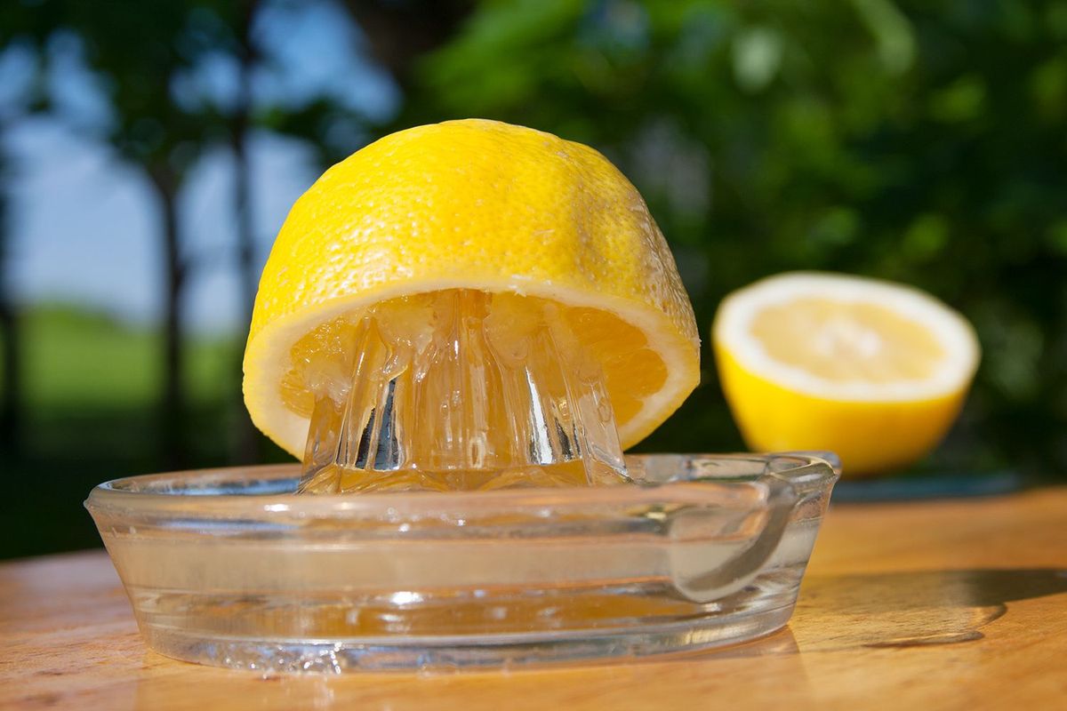 Wie man eine Zitrone oder Limette entsaftet