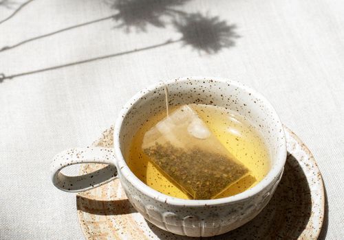 11 tés para ayudar a reducir la hinchazón