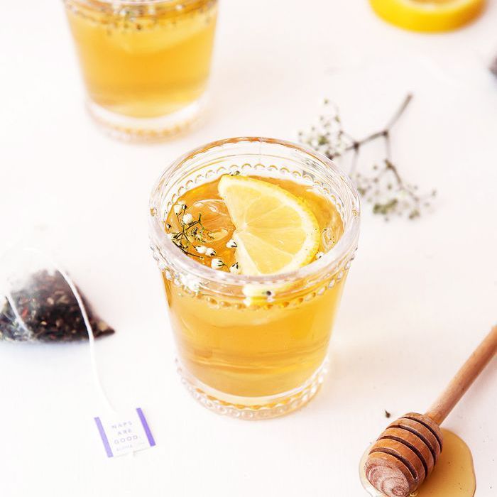 To glas te med citronskiver og honning