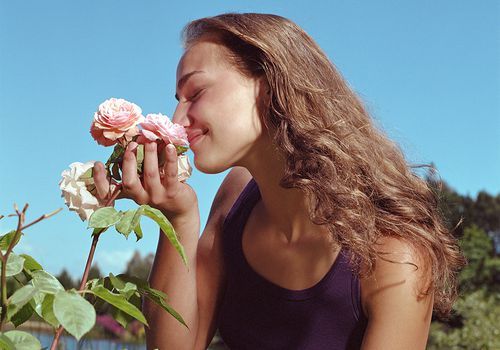 10 Möglichkeiten, Rosenwasser zu verwenden, um Ihre Schönheitsroutine 10-mal besser zu machen