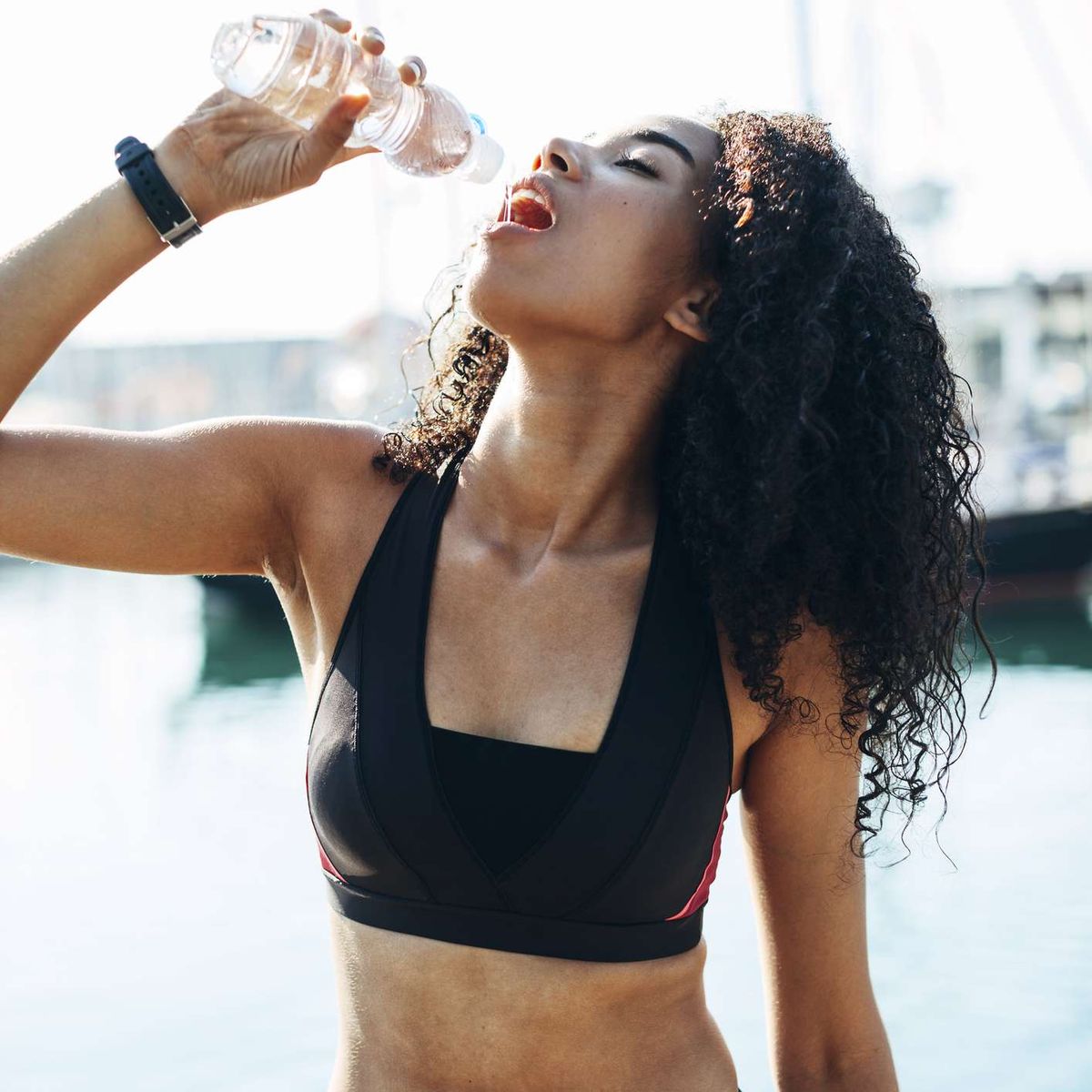 Trinkwasser der sportlichen Frau