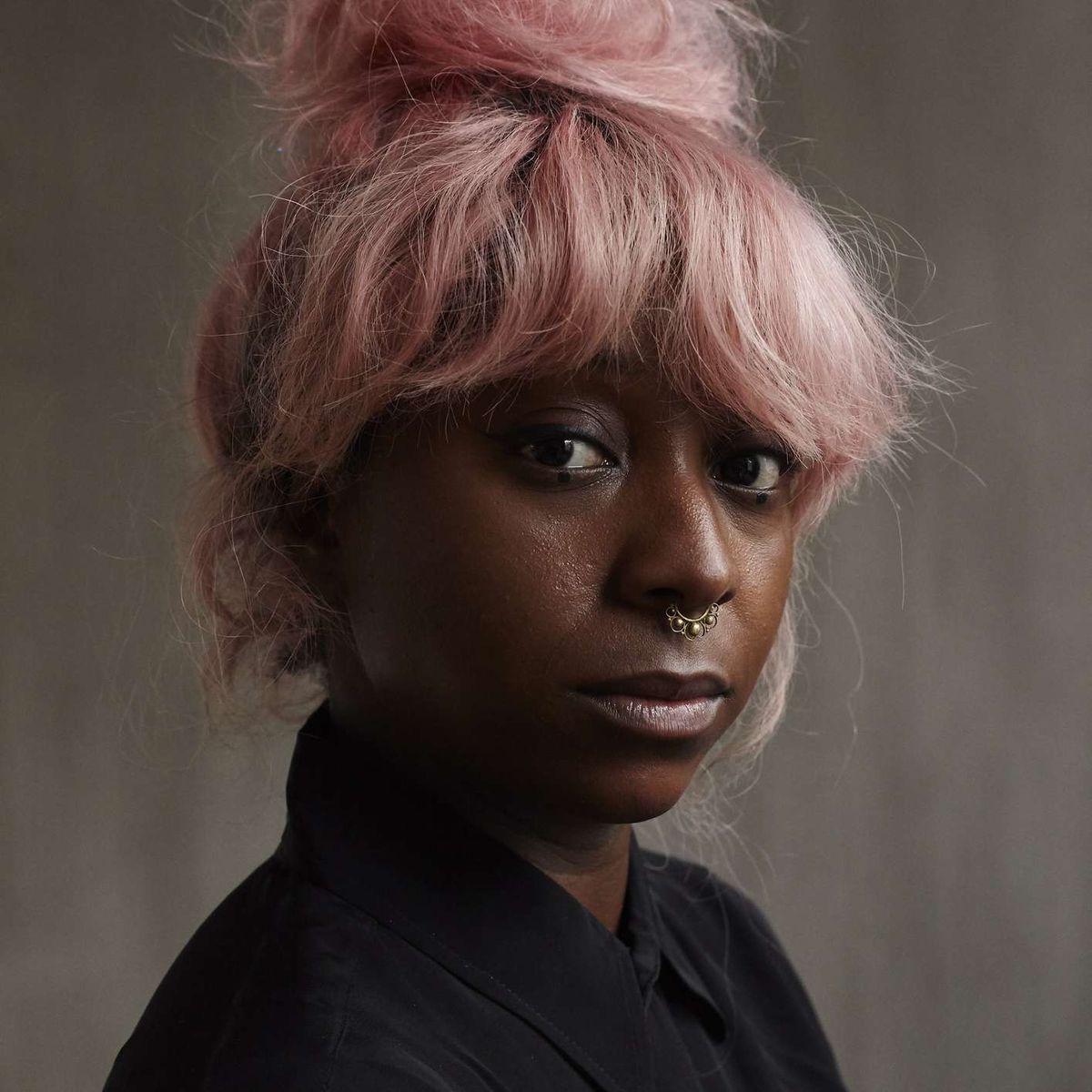 Fekete nő, pasztell rózsaszín hajjal