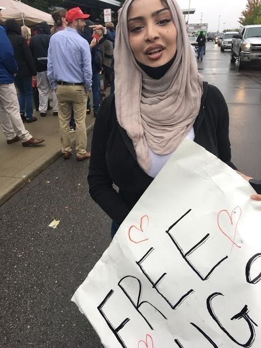 Disse muslimske søstre tilbød 'gratis kram' til et Trump -stævne