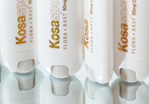 El nuevo LipFuel con infusión de CBD de Kosas se siente como 'Cashmere líquido' en tus labios