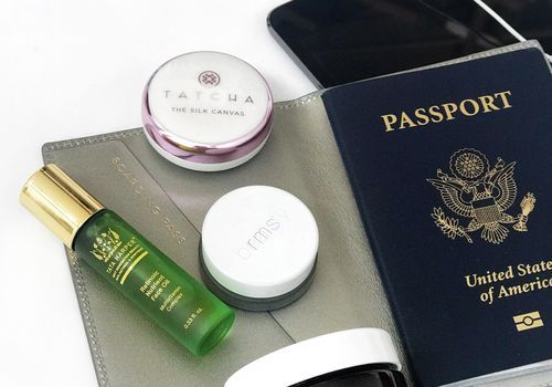 produtos de beleza e passaporte