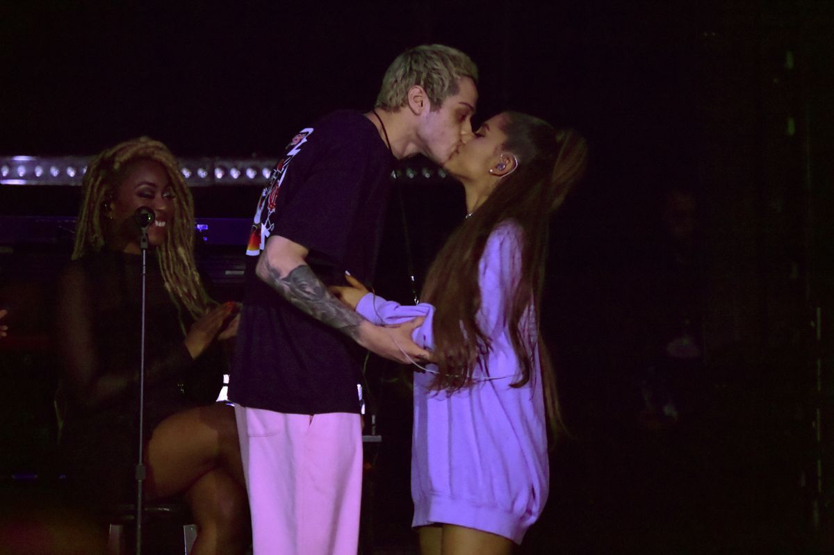 Pete Davidson ja Ariana Grande suutelevat lavalla
