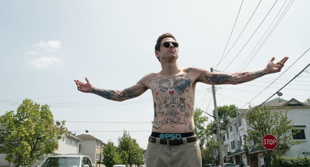 Paidaton Pete Davidson esittelee tatuointeja Staten Islandin kuninkaan valokuvassa