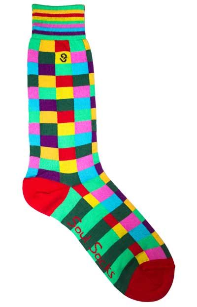 Usando meias brilhantes - Regras para meias coloridas masculinas - Quando e como usar meias coloridas