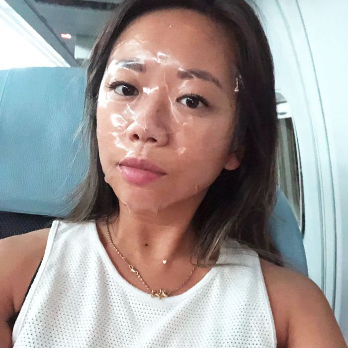 Frau mit feuchtigkeitsspendender Gesichtsmaske