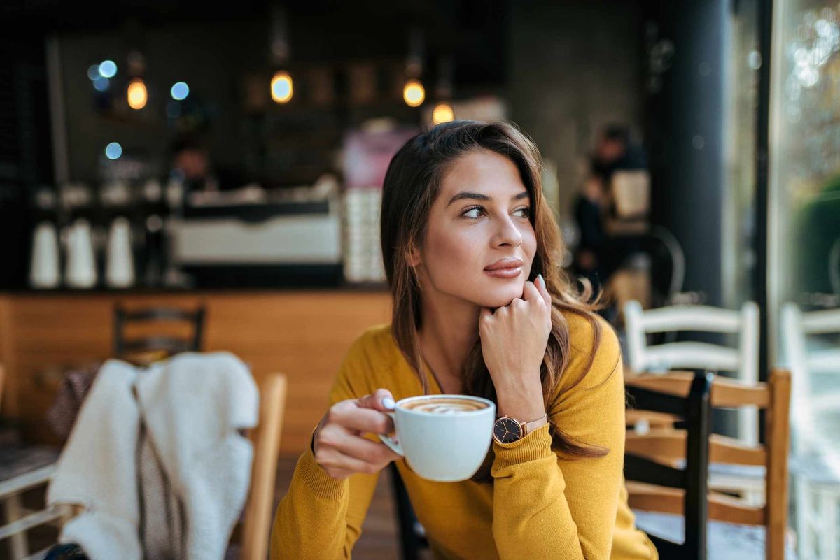 žena koja pije kavu u kafiću